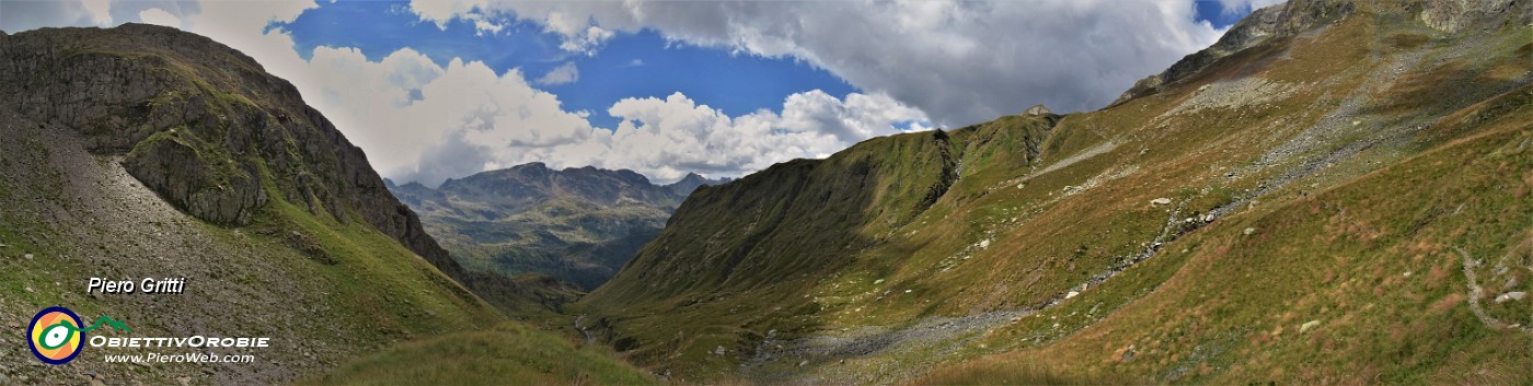 51 Vista panoramica sulla alta Val Camisana ricca di ben 139 massi incisi.jpg